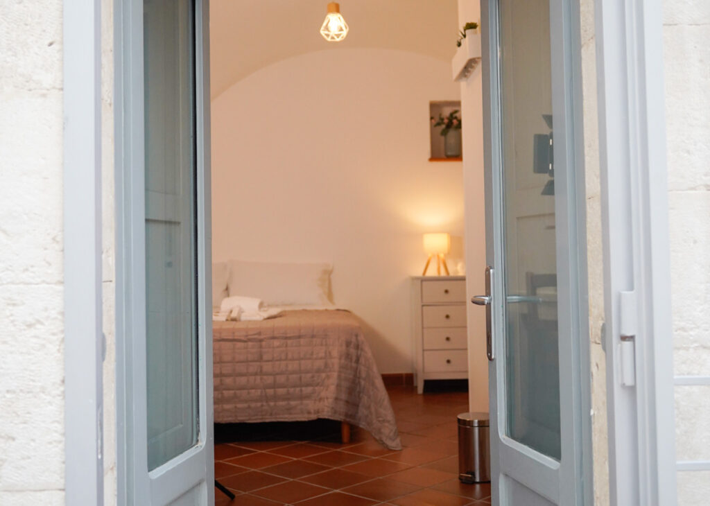 Ingresso caratteristico di Vicolo Home nel centro storico di Putignano